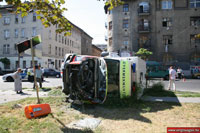 Az összetört gyermekrohamkocsi felborulva egy utcasarkon