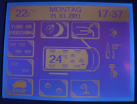 Érintőképernyős betegtéri panel mutatja a rohamkocsi különböző rendszereinek állapotát