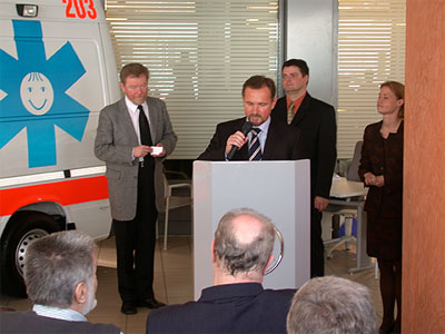 Wáberer György beszédet mond a Gyermekrohamkocsi átadóján