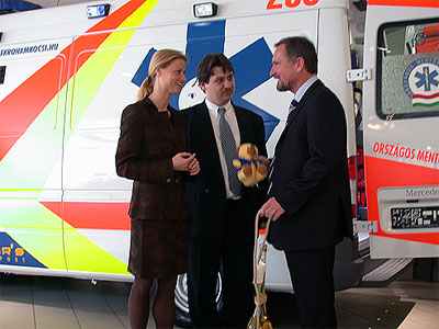 Dr Gesztes Éva, László Endre Márton és Wáberer György beszélgetnek a Gyermekrohamkocsi mellett