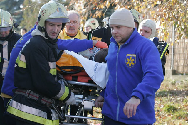 Mentősök és tűzoltók viszik a hordágyat