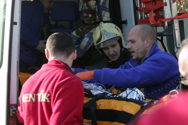 Doktor lélegezteti a sérült gyereket