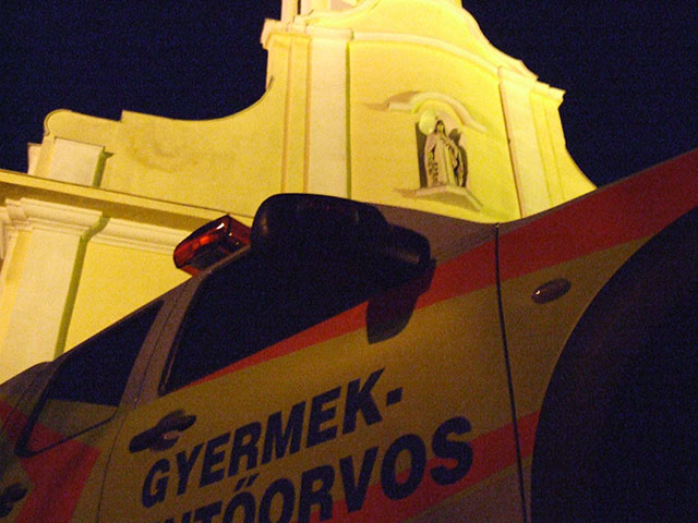 Gyermek-mentőorvosi kocsi a templom előtt