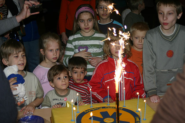 Tűzijáték és gyertyák a gyermekmentő szülinapi tortáján