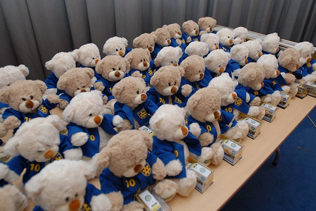 Gyermekmentős plüssmacik és kisautók