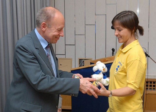 dr. Gőbl Gábor átveszi az ajándékot