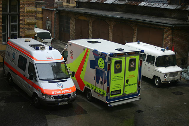 A Gyermekrohamkocsi és még két mentőautó egymás mellett