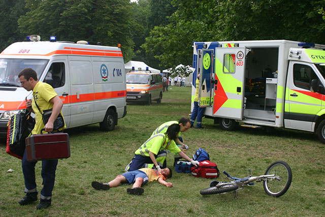 A mentők felmérik a baleset helyszínét