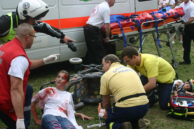 A mentők ellátják a sérült anyukát