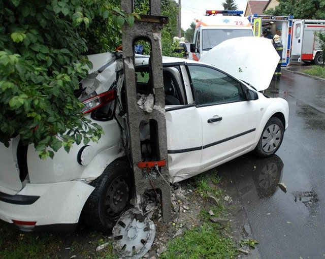 Összetört autó hátsó része a villanyoszlopon