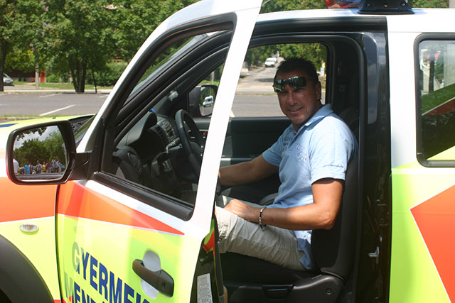 Turi Tomi a gyermek-mentőorvosi kocsi volánjánál