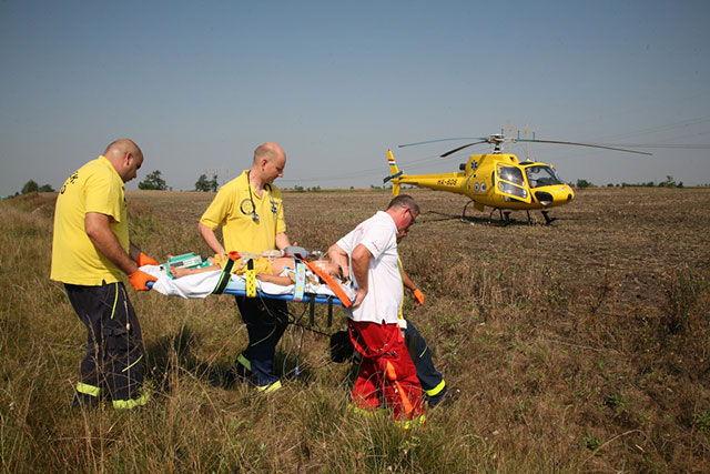 A mentők a helikopterhez viszik a sérült gyereket