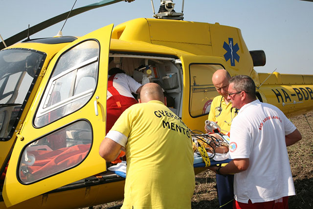 A sérült kisfiút beteszik a helikopterbe