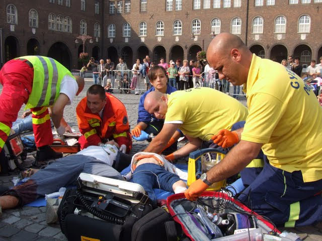A mentők ellátják a szimulált baleset résztvevőit