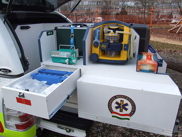 Motoros szívó, infúziós pumpa és tartalék infúziók a gyermek-mok kihúzható puttonyában