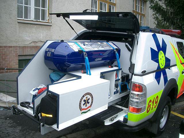 Csecsemők és újszülöttek szállítására alkalmas eszköz