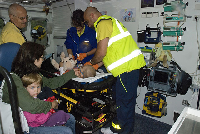A mentők ellátják a kisfiút a Gyermekrohamkocsiban