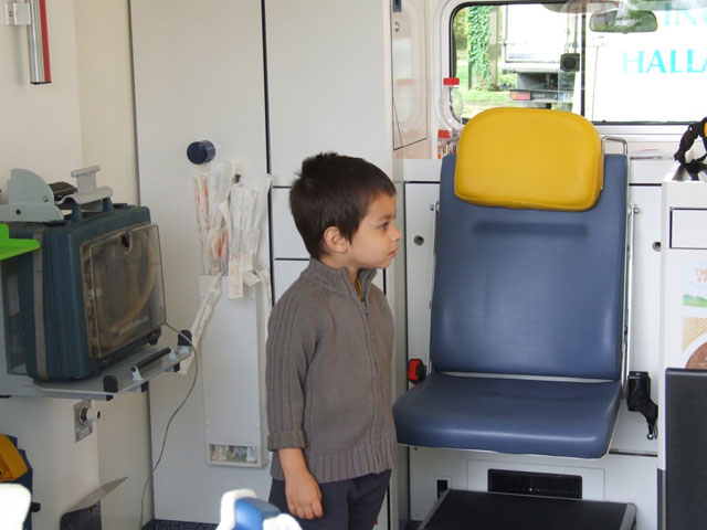 Egy érdeklődő kisgyerek a Gyermekrohamkocsi belsejében