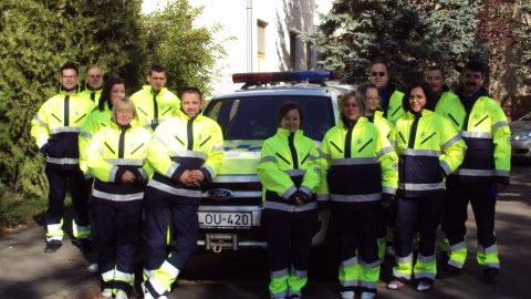 A debreceni gépkocsivezető és orvos kollégák örömmel pózoltak az új mentősruhában.