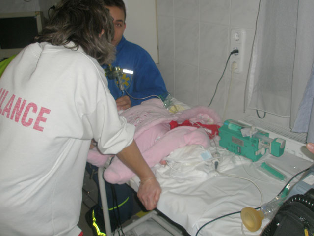 Dr. Péter Ádám megvizsgálja az egyik csecsemőt.