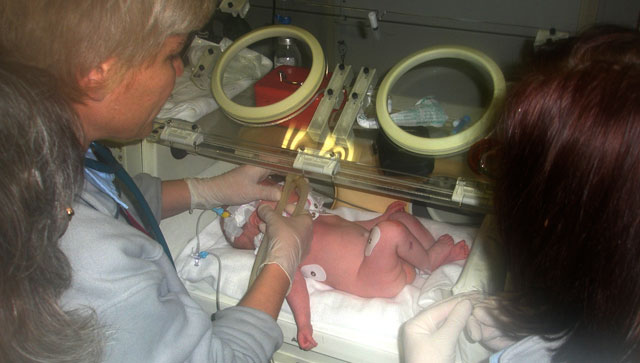 Újszülött az inkubátorban