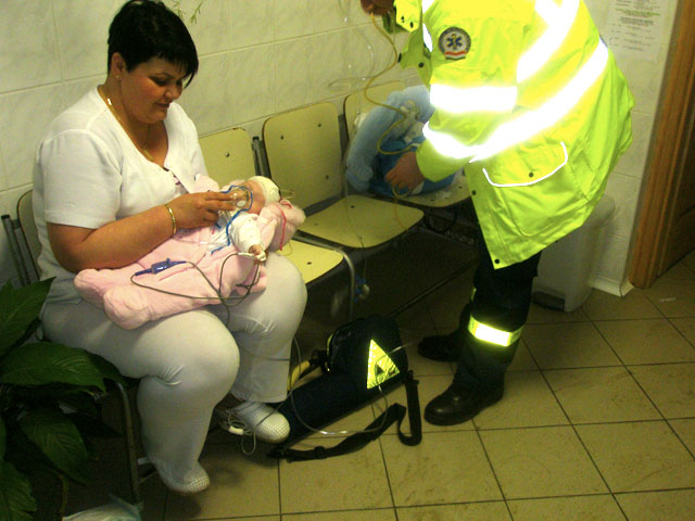 Nővérke oxigént ad az újszülöttnek