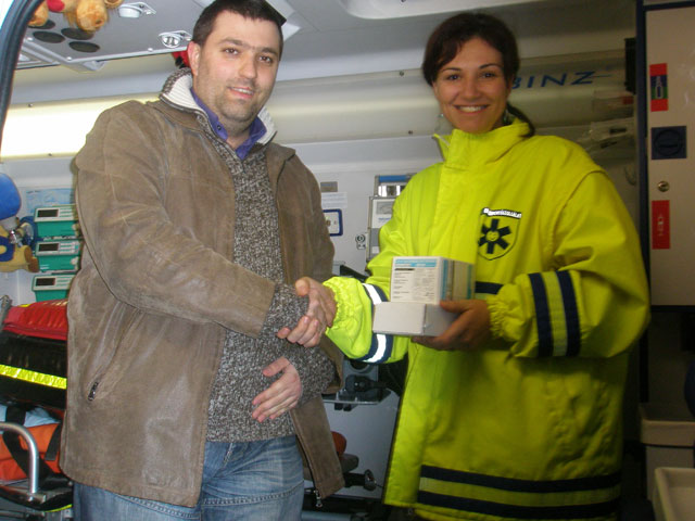 Battonyai Szilvia kollégánk átadja az adományt Márton Istvánnak, a Pesthidegkút Mentőállomás képviselőjének
