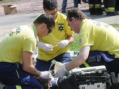 A gyermekrohamkocsi személyzete ellátja a szituációs feladatban megsérült kisfiút