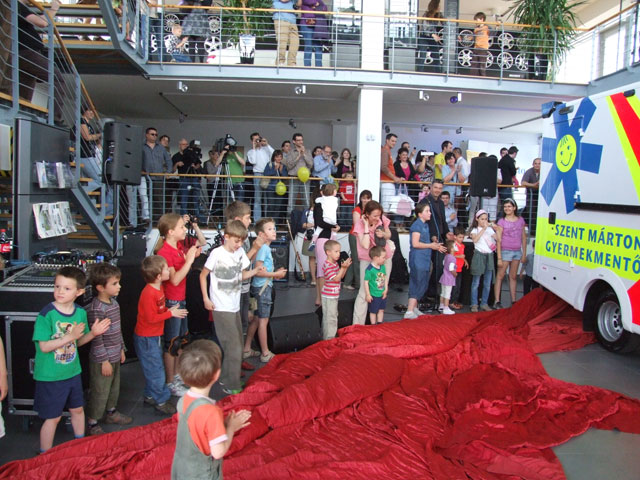 Gyermekek leplezik le az új gyermekrohamkocsit