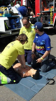 A gyermek-mentőorvosi kocsi csapata újraélesztési gyakorlatot végez egy bábun.