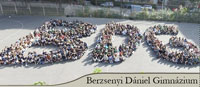 A Berzsenyi Dániel Gimnázium tanulói BDG betűket formázva álltak fel az iskola udvarán