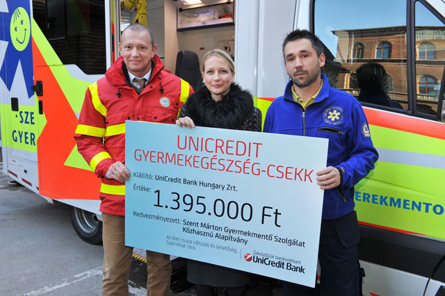 Győrfi Pál, Smid Beáta és Dr. Goschler Ádám az adomány átadásakor