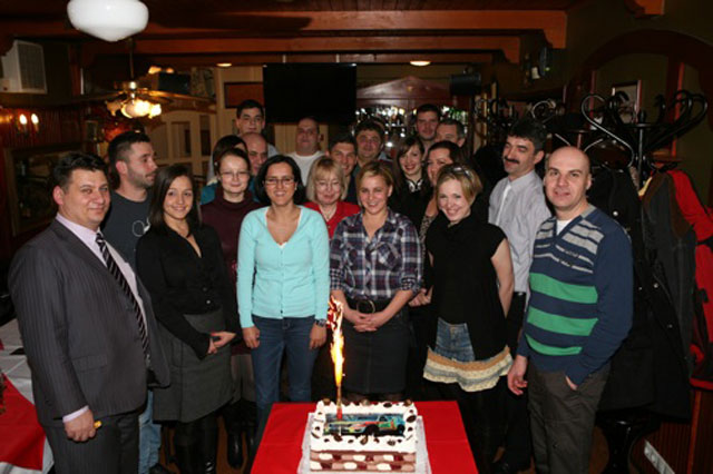 A debreceni csapat a szülinapi torta körül