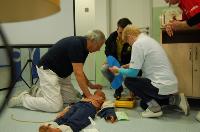 Újraélesztési gyakorlatot végeznek az orvosok egy reanimációs bábun