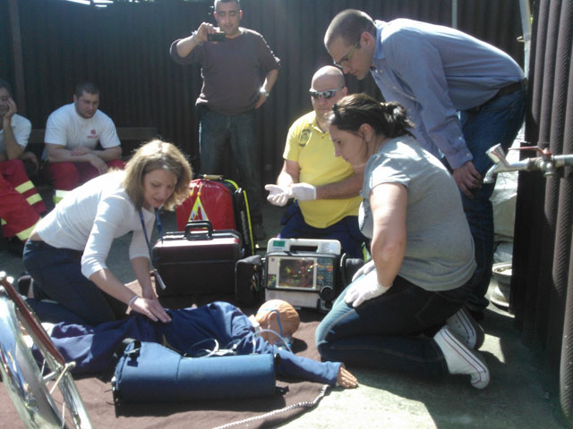 A résztvevők mentési gyakorlatot végeznek egy gyermekbábun