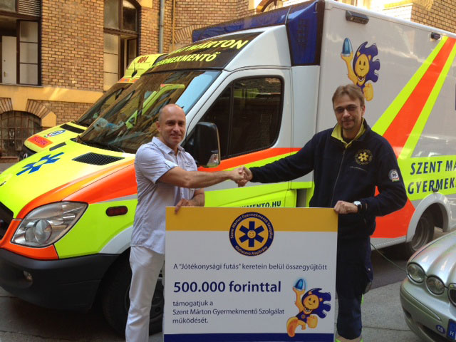 Sélley Gábor átadja a támogatásról szóló díszoklevelet alapítványunk képviselőjének