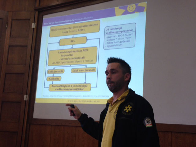 Dr. Goschler Ádám előadást tart