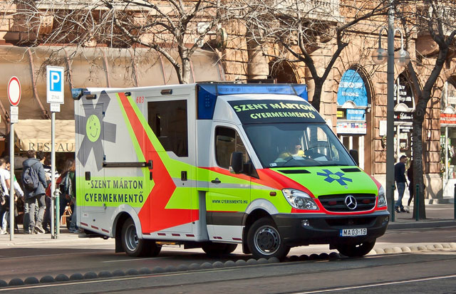 A Gyermekrohamkocsi megfordul a villamossíneken