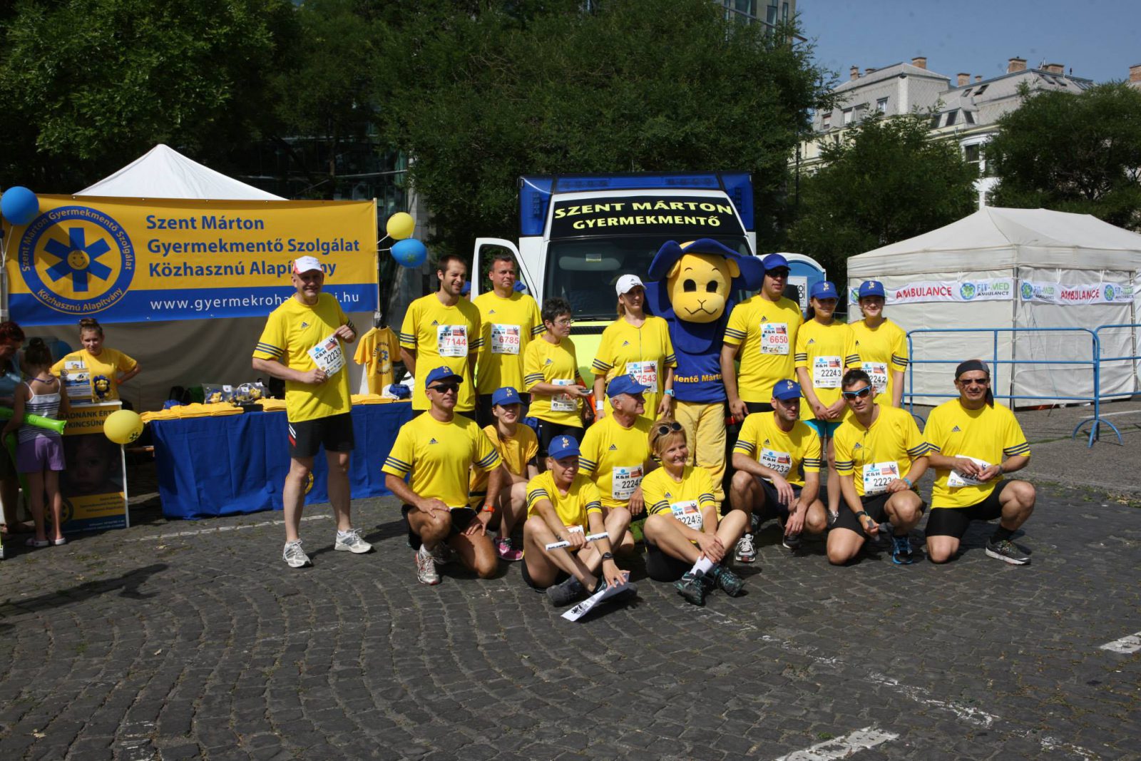 A Futónagykövetek Mentő Márton társaságában a Gyermekrohamkocsi előtt