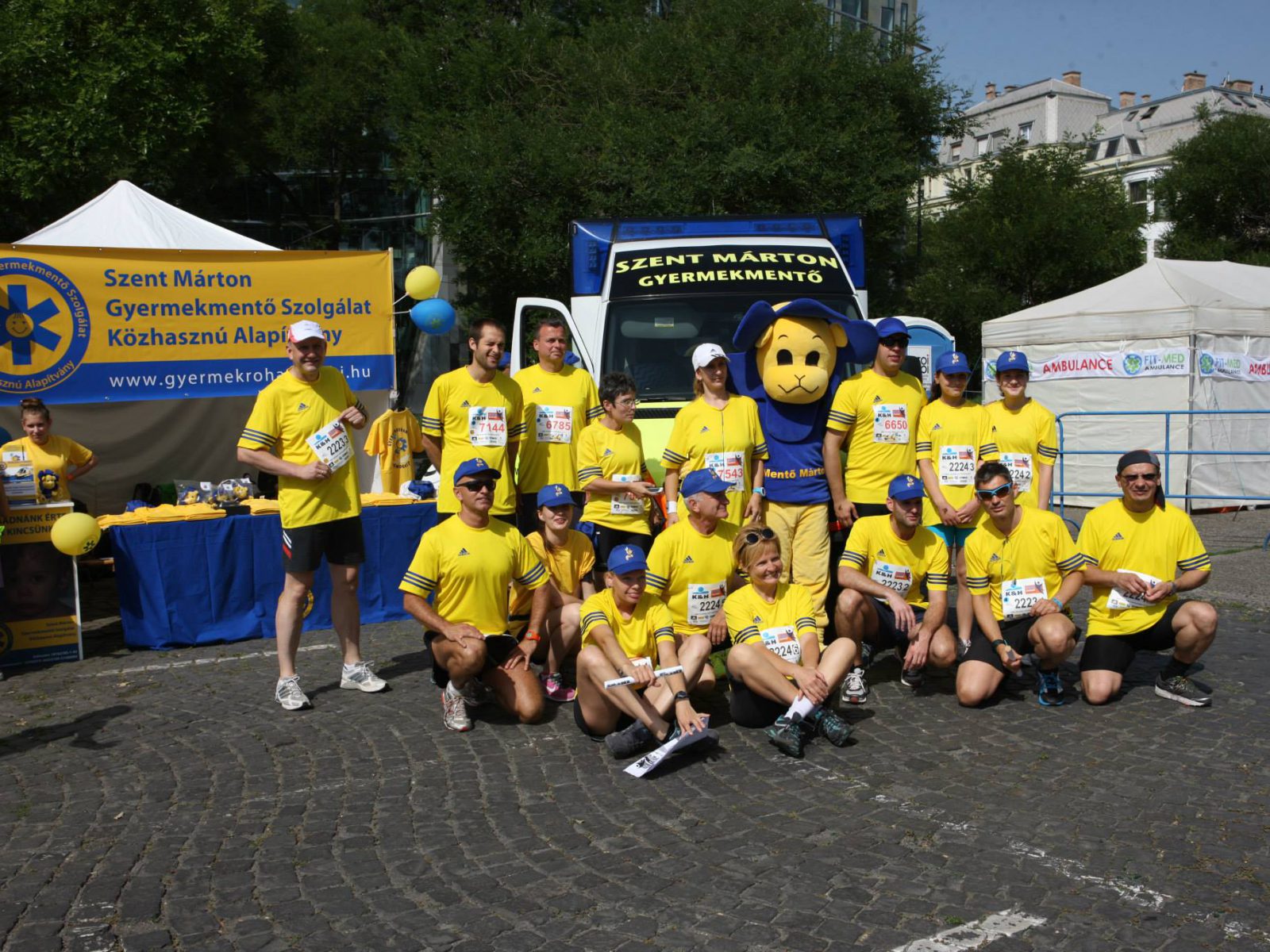 A Futónagykövetek Mentő Márton társaságában a Gyermekrohamkocsi előtt