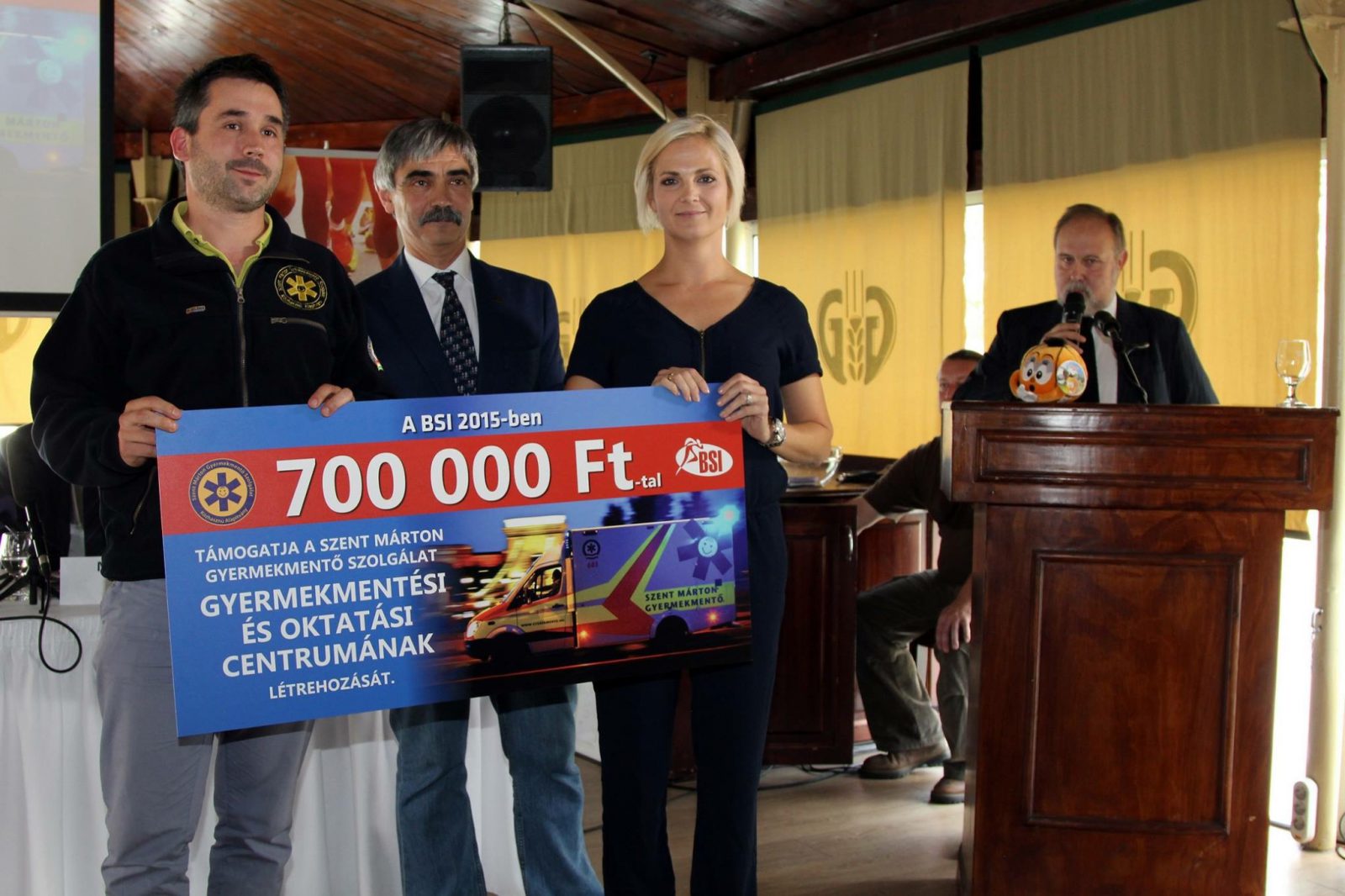 Dr. Goschler Ádám és Lévay Viktória átveszi a 700000 Ft-os adományról szóló emléklapot