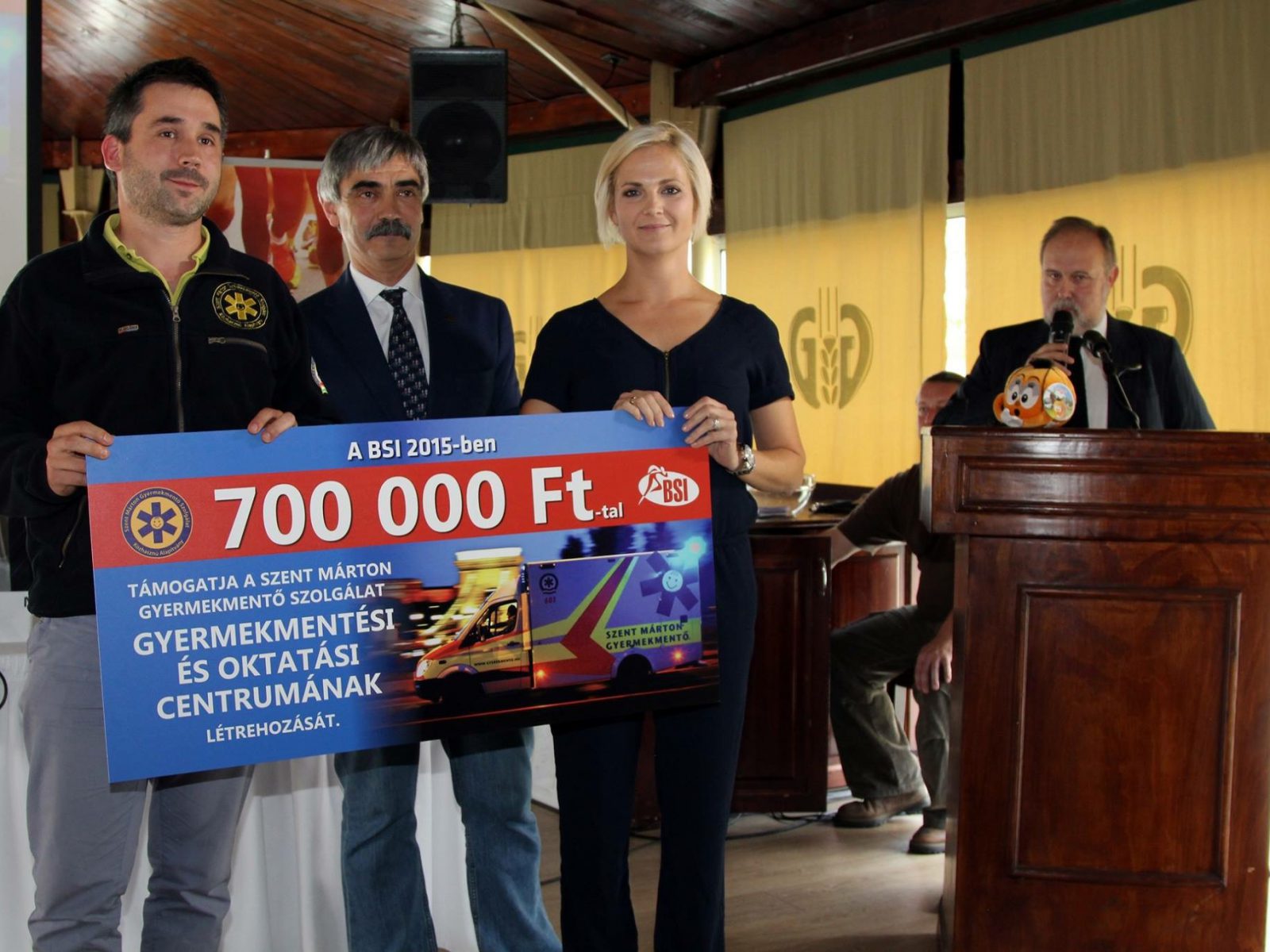 Dr. Goschler Ádám és Lévay Viktória átveszi a 700000 Ft-os adományról szóló emléklapot