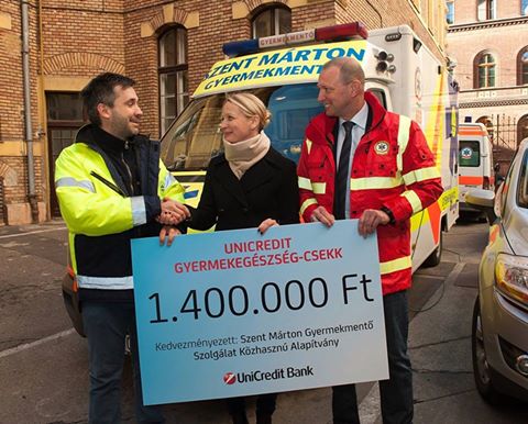 Dr. Goschler Ádám átveszi Smid Beátától az Unicredit 1400000 forintos támogatásáról szóló oklevelet