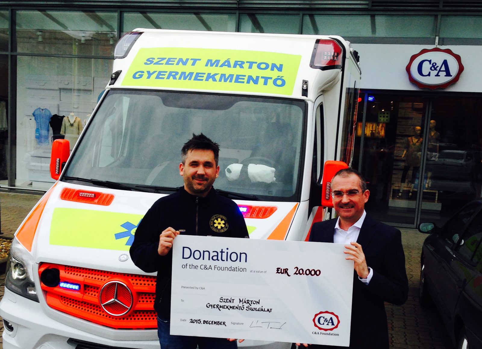 A C&A képviseletében László Tamás adja át a plakettet Goschler Ádámnak már az új Gyermekrohamkocsi kíséretében.
