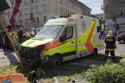 Az összetört Gyermekrohamkocsi a kerekeire állítva