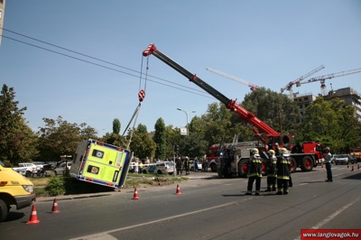 Daruval emelik fel az oldalára dőlt Gyermekrohamkocsit