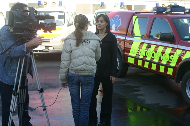 Egy operatőr, egy riporter és Dr. Szűcs Andrea a gyermekmentő mellett
