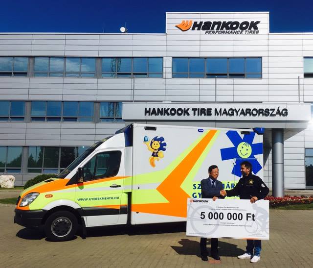 Lee Sang Il, a Hankook ügyvezető igazgatója és Dr. Goschler Ádám, a Szent Márton Gyermekmentő Szolgálat orvos igazgatója az adomány átvételekor