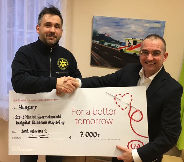 Az adományt jelképesen László Tamás adta át a C&A képviseletében Dr. Goschler Ádámnak.